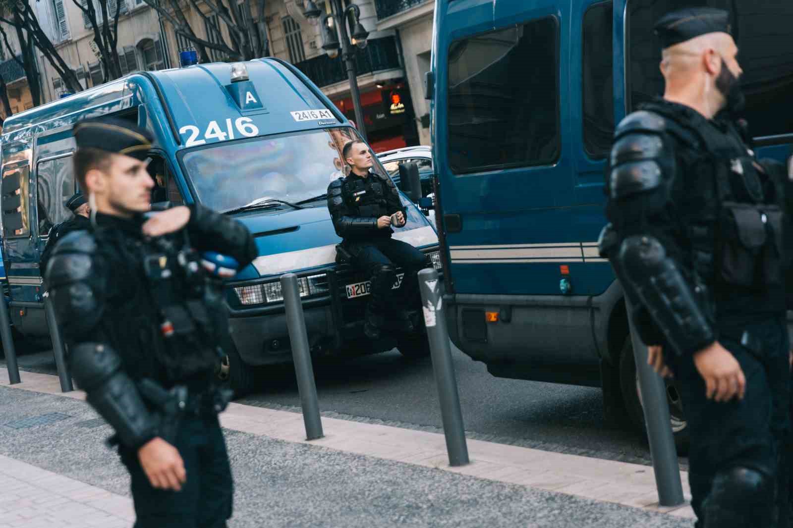 Fransa’da 17 yaşındaki genci vuran polis için 700 bin eurodan fazla bağış toplandı